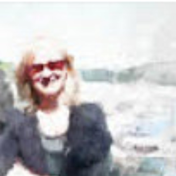 Meet Posher:ex-buyer w/extra shoes, bags & clothes - Picture 2 of 3